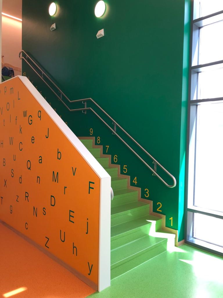  Freundlich gestalteter Treppenaufgang im neuen Kindergarten 